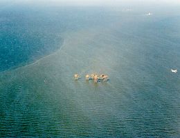 'Red Sands' Fort. The line of the 'red' sand-bank on which it stands may be clearly seen, as can the isolation of the fort's position. Photo © Gary Smith